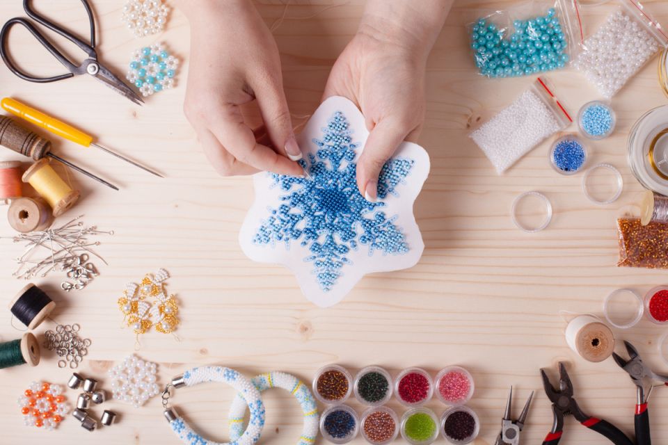 Творите волшебство: Как сделать снежинки к Новому году 2026