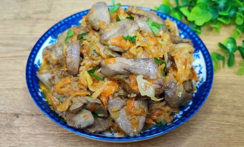 Удивите своих близких: простое и сытное рагу из капусты с печенью