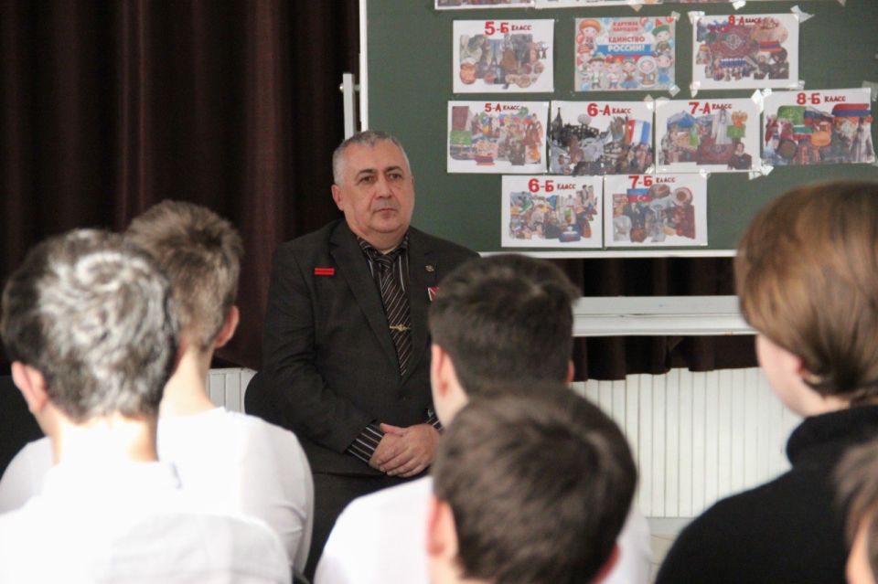 В Майкопе состоялась встреча школьников с ветеранами боевых действий