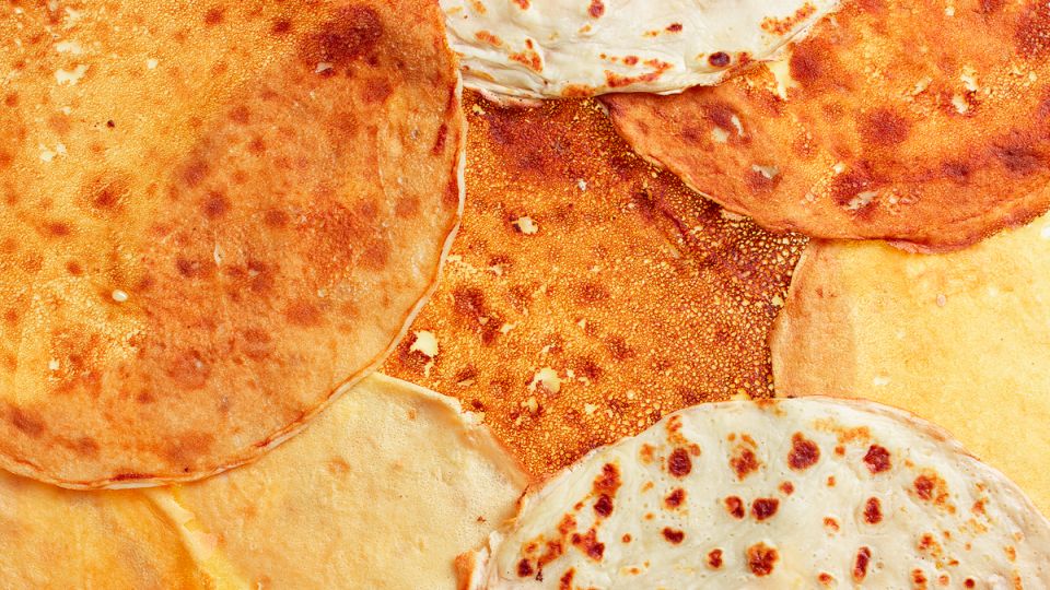 Идеи для блинов: как заменить молоко и удивить гостей