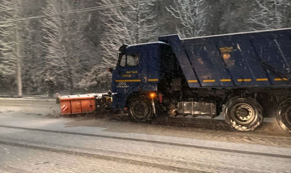 В Майкопе приступили к обработке улиц противогололедными реагентами