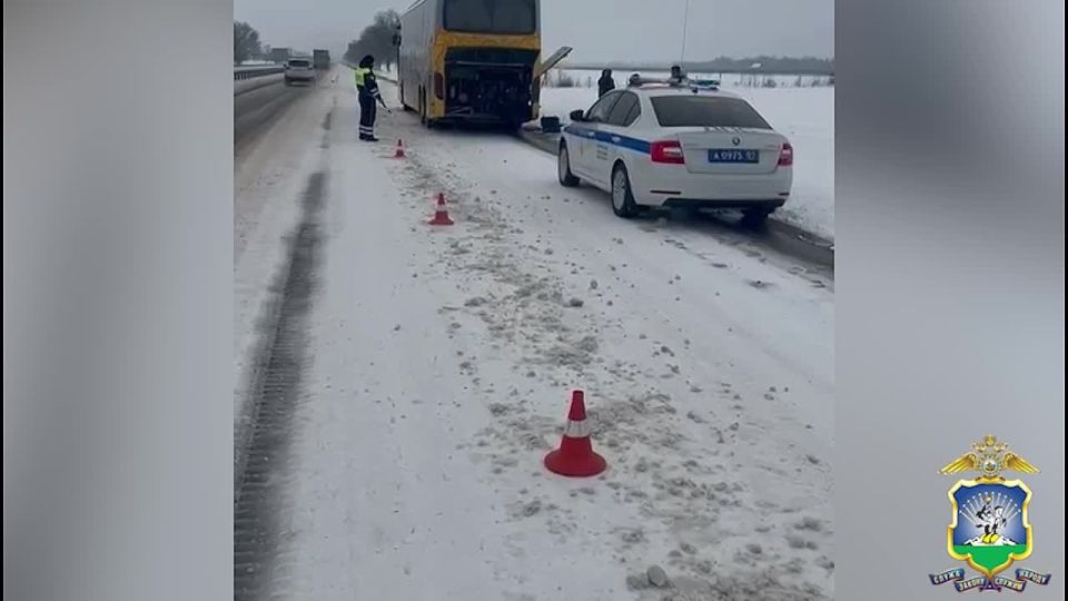 Сотрудники Госавтоинспекции Адыгеи помогли пассажирам неисправного автобуса добраться до места назначения