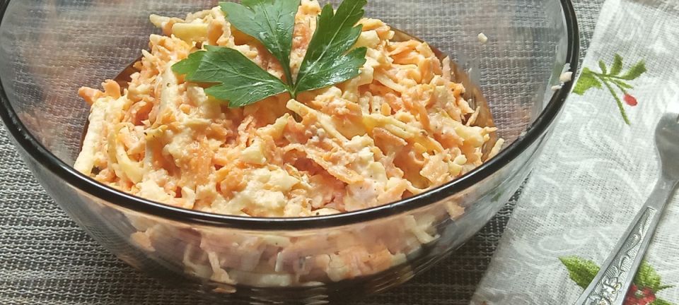 Острый вкусный заряд: освежающий салат с морковью, яблоками и хреном