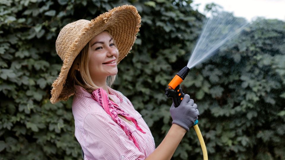 Даже дырявый шланг принесет много пользы: ушлые дачники давно нашли ему применение