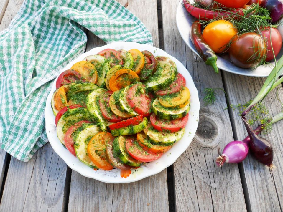 Популярная закуска из кабачков с чесноком и зеленью: легкость и вкус в каждой порции