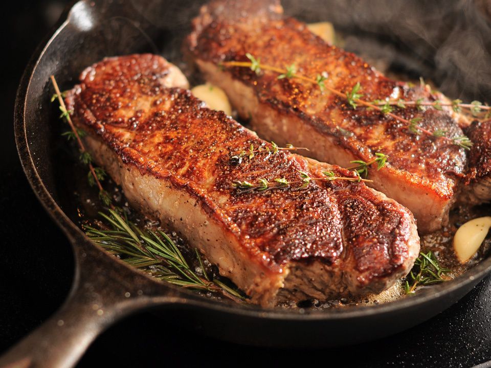 Чугун против тефлона: почему шеф-повара выбирают старую добрую чугунную сковороду