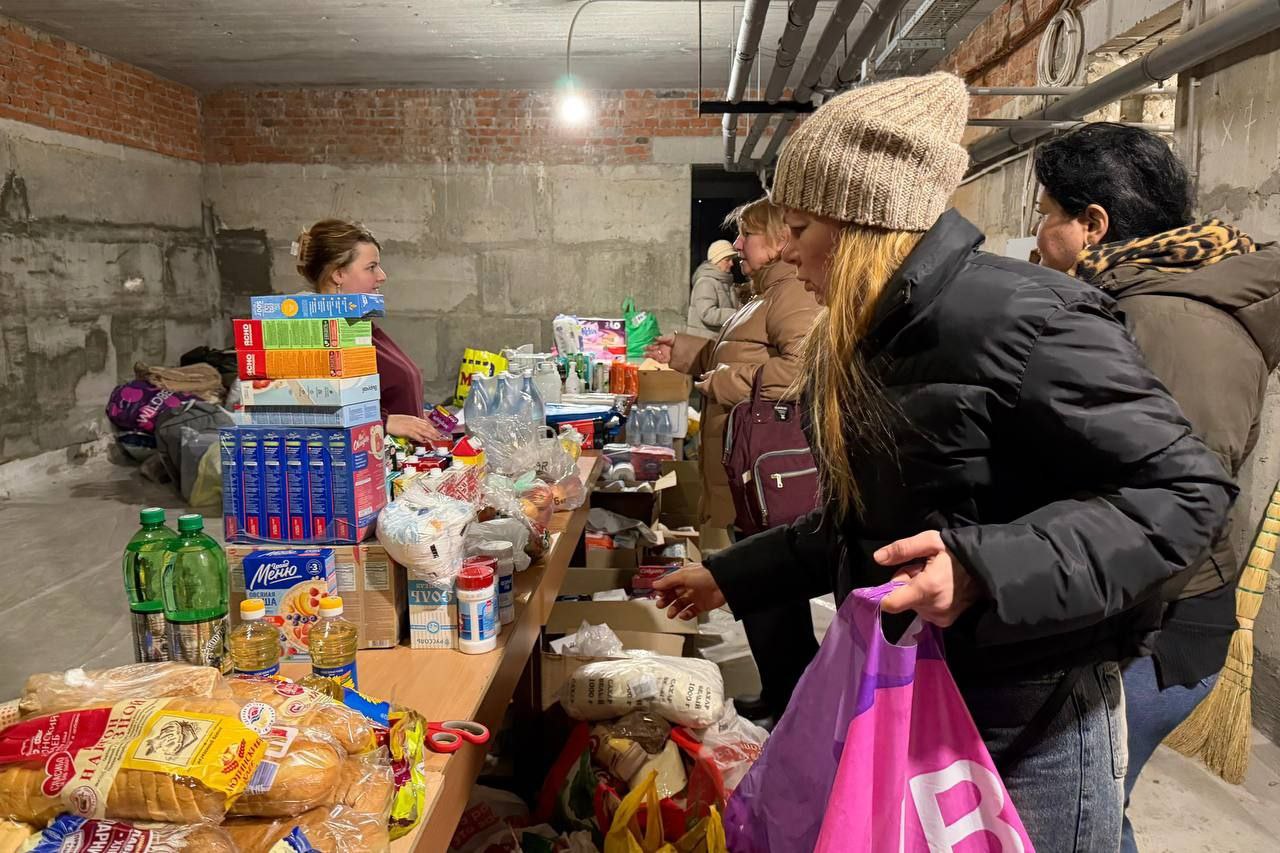 Волонтеры участвуют в помощи пострадавшим и ликвидации последствий на месте атаки БПЛА в Новой Адыгее Волонтеры участвуют в помощи пострадавшим и ликвидации последствий на месте атаки БПЛА в Новой Адыгее