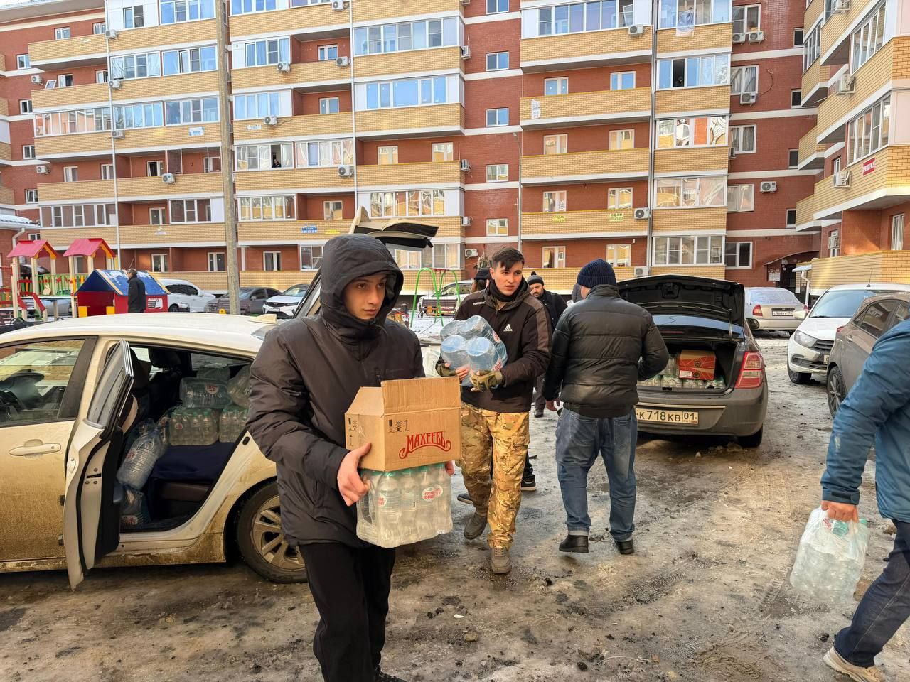 Волонтеры участвуют в помощи пострадавшим и ликвидации последствий на месте атаки БПЛА в Новой Адыгее Волонтеры участвуют в помощи пострадавшим и ликвидации последствий на месте атаки БПЛА в Новой Адыгее