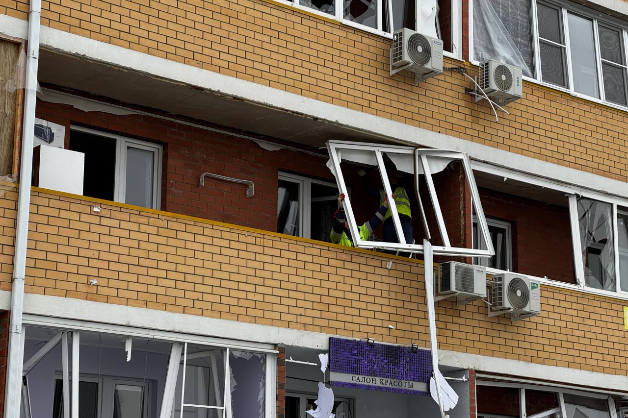 В Новой Адыгее продолжается восстановление жилых домов после вражеской атаки В Новой Адыгее продолжается восстановление жилых домов после вражеской атаки
