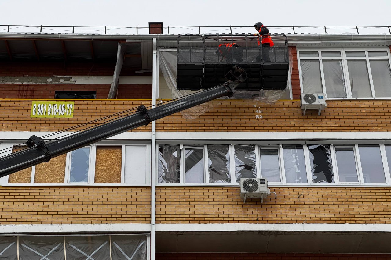 В Новой Адыгее продолжается восстановление жилых домов после вражеской атаки В Новой Адыгее продолжается восстановление жилых домов после вражеской атаки