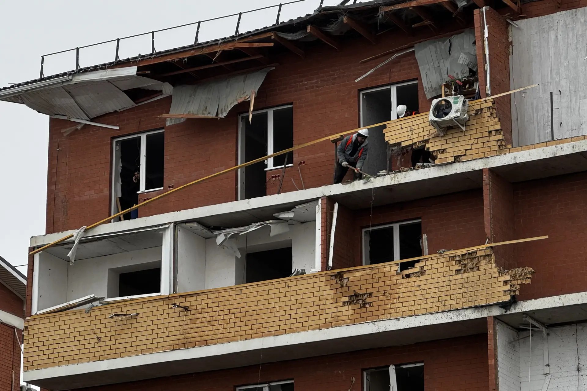 Ликвидация последствий атаки БПЛА в Новой Адыгее идет полным ходом Ликвидация последствий атаки БПЛА в Новой Адыгее идет полным ходом