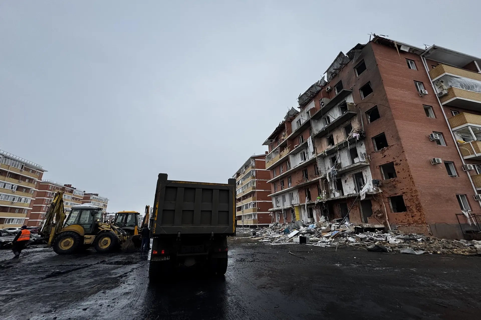 Ликвидация последствий атаки БПЛА в Новой Адыгее идет полным ходом Ликвидация последствий атаки БПЛА в Новой Адыгее идет полным ходом
