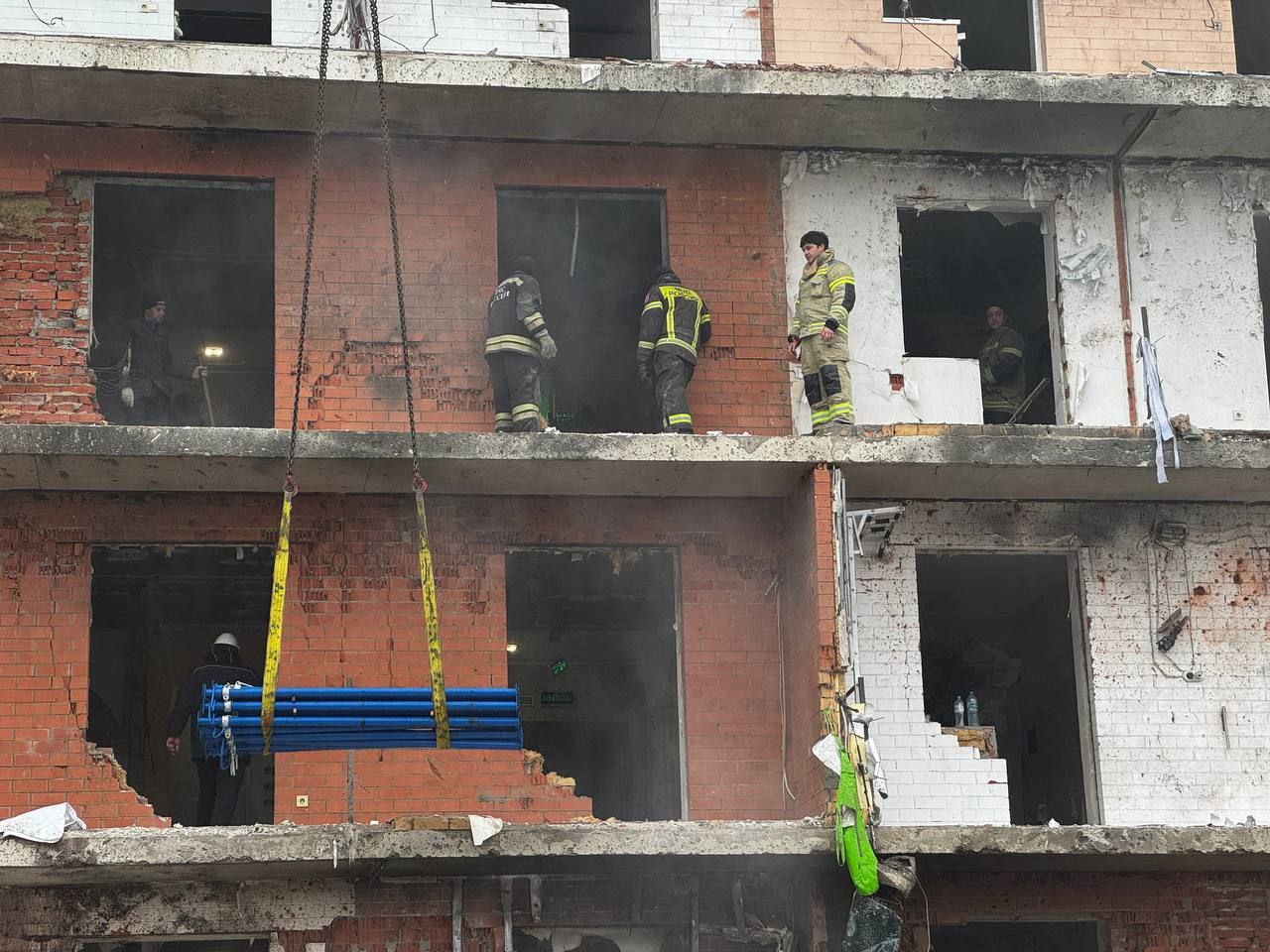 Более 440 куб. метров мусора собрали на месте атаки БПЛА в Новой Адыгее Более 440 куб. метров мусора собрали на месте атаки БПЛА в Новой Адыгее