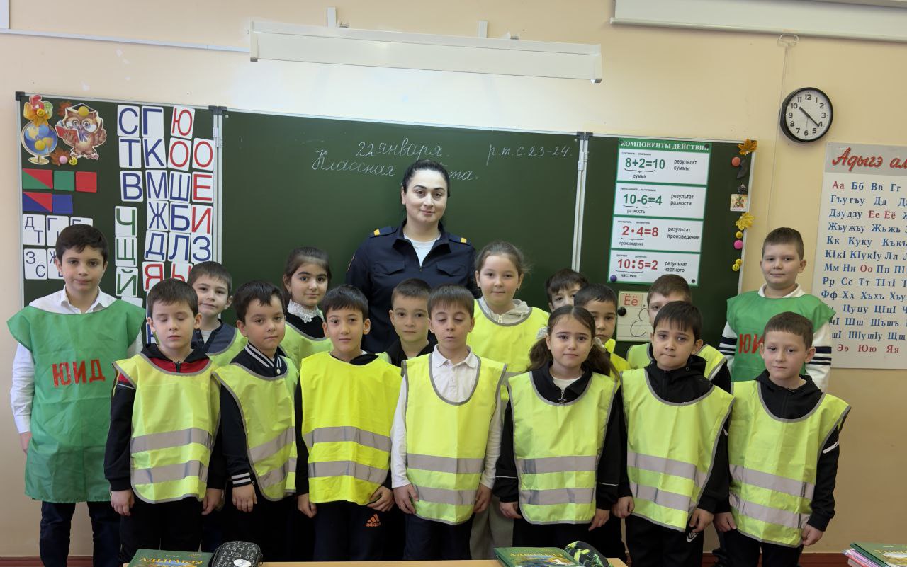 В Адыгейске госавтоинспекторы помогли детям стать яркими пешеходами