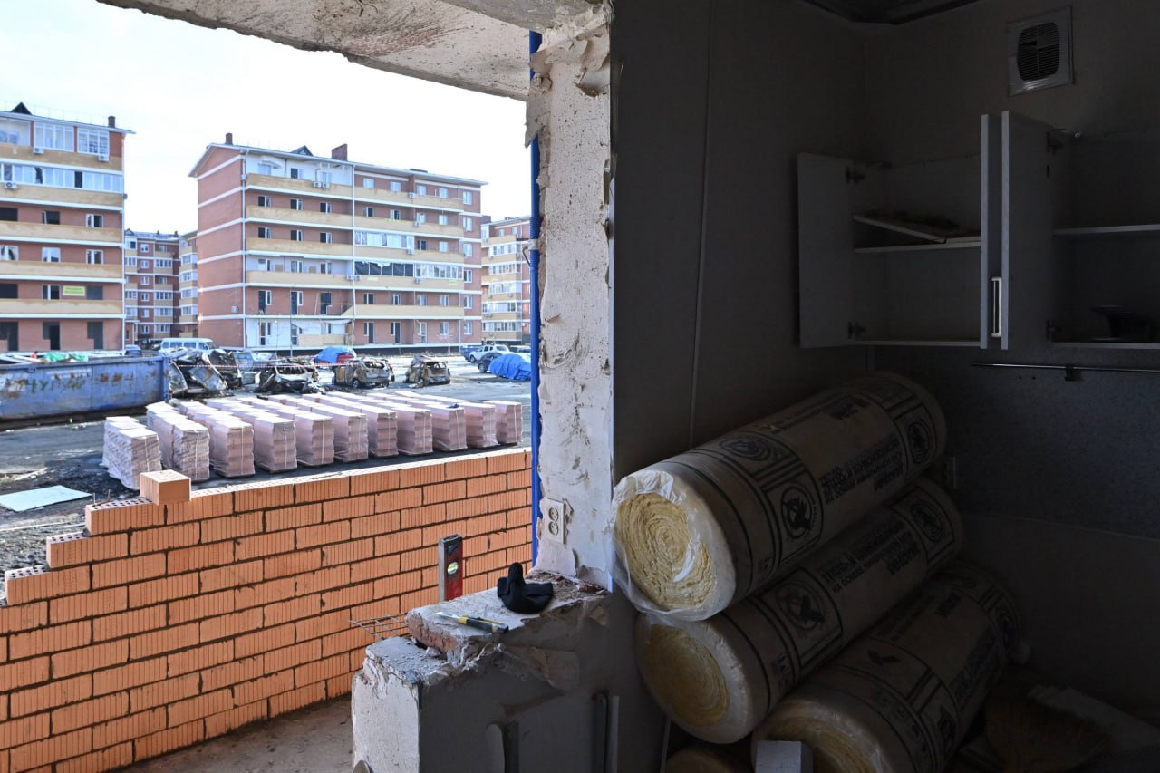 В Новой Адыгее продолжается восстановление жилья, поврежденного в результате вражеской атаки В Новой Адыгее продолжается восстановление жилья, поврежденного в результате вражеской атаки