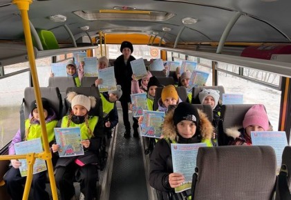 В Адыгее сотрудники Госавтоинспекции повторили с детьми правила безопасного