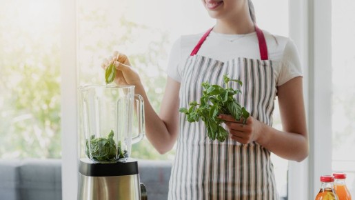 Чаша блендера станет чистой за секунду: губкой тереть ничего не нужно