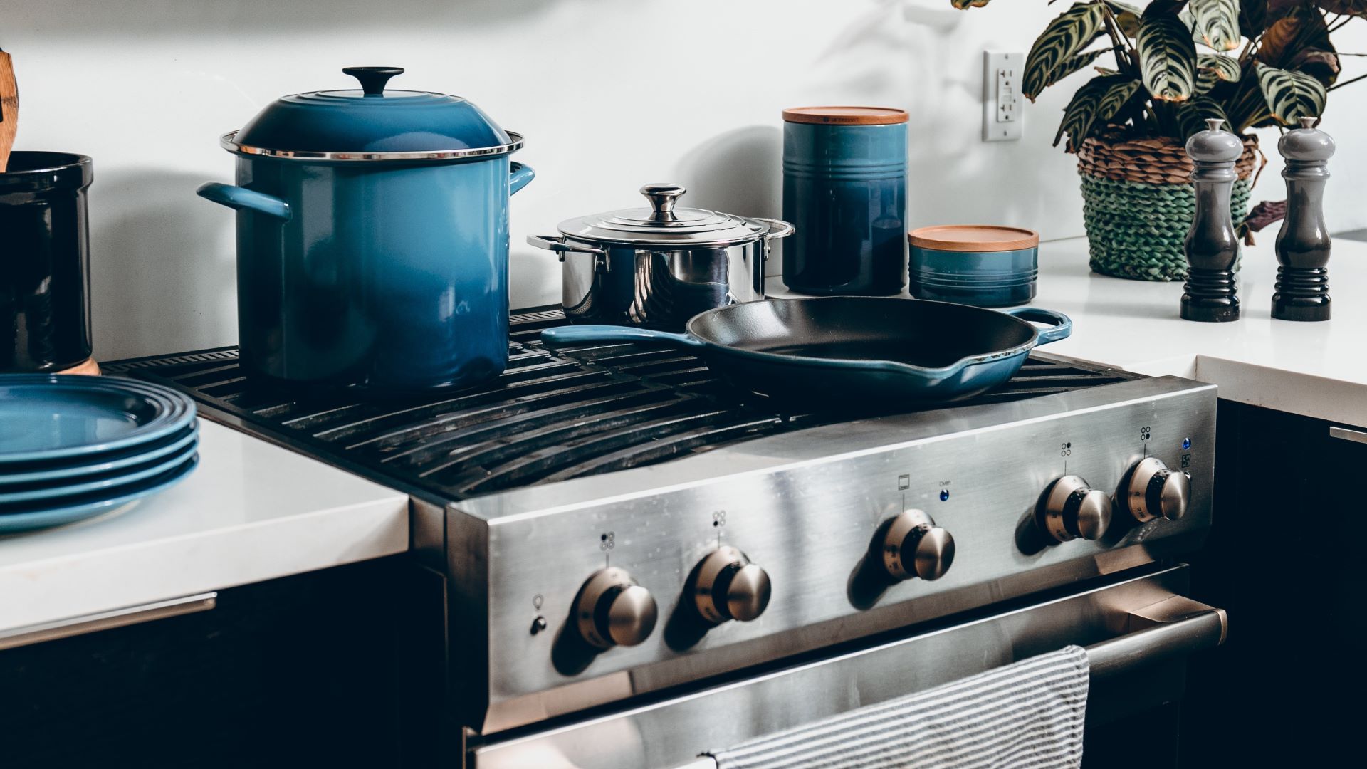 Вековой жир с ручек плиты сойдет моментально: нанесите на них этот аптечный состав