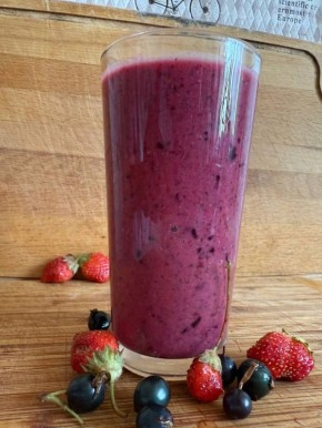 Непривычные вкусы: смузи с ягодами и шпинатом
