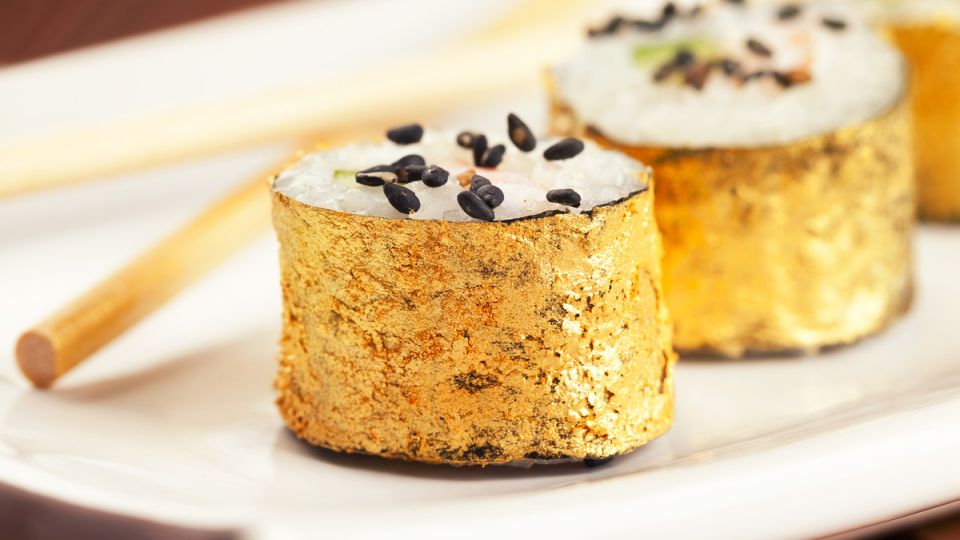 Золотые украшения на тарелке: стоит ли их есть?