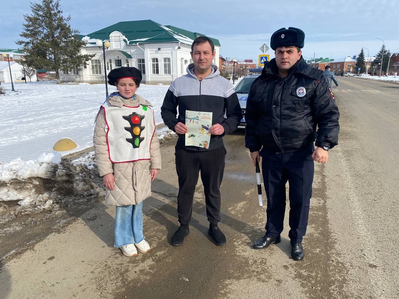 В Адыгее госавтоинспекторы вместе с ЮИДовцами призвали граждан к безопасности на перекрестках В Адыгее госавтоинспекторы вместе с ЮИДовцами призвали граждан к безопасности на перекрестках