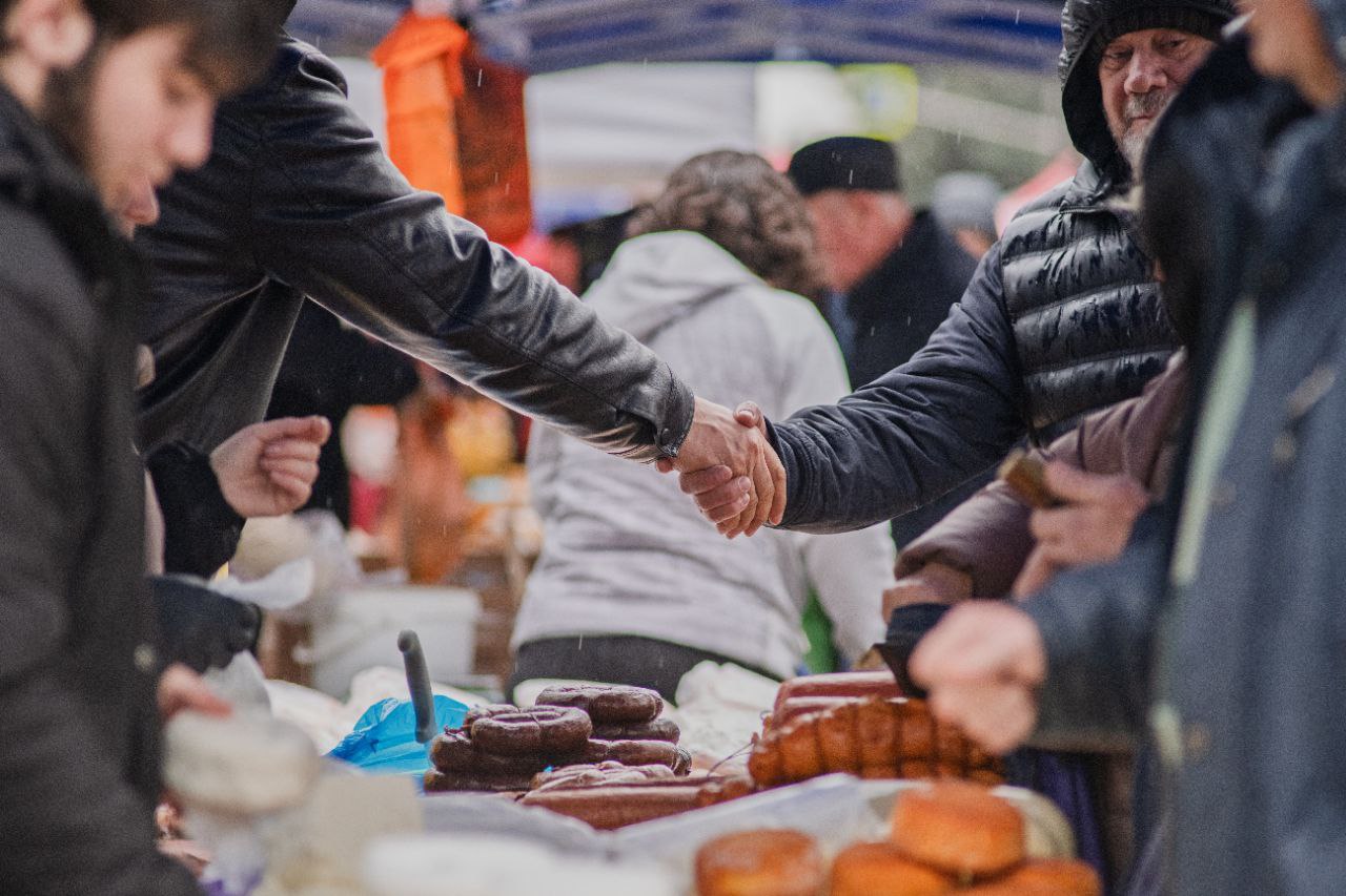 В столице Адыгеи проходят традиционные продовольственные ярмарки выходного дня В столице Адыгеи проходят традиционные продовольственные ярмарки выходного дня