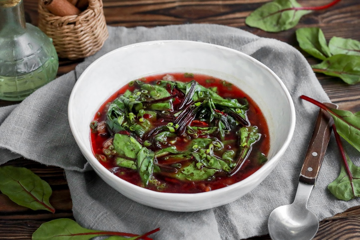 Рецепт ботвиньи - свекольного супа с мангольдом и говядиной