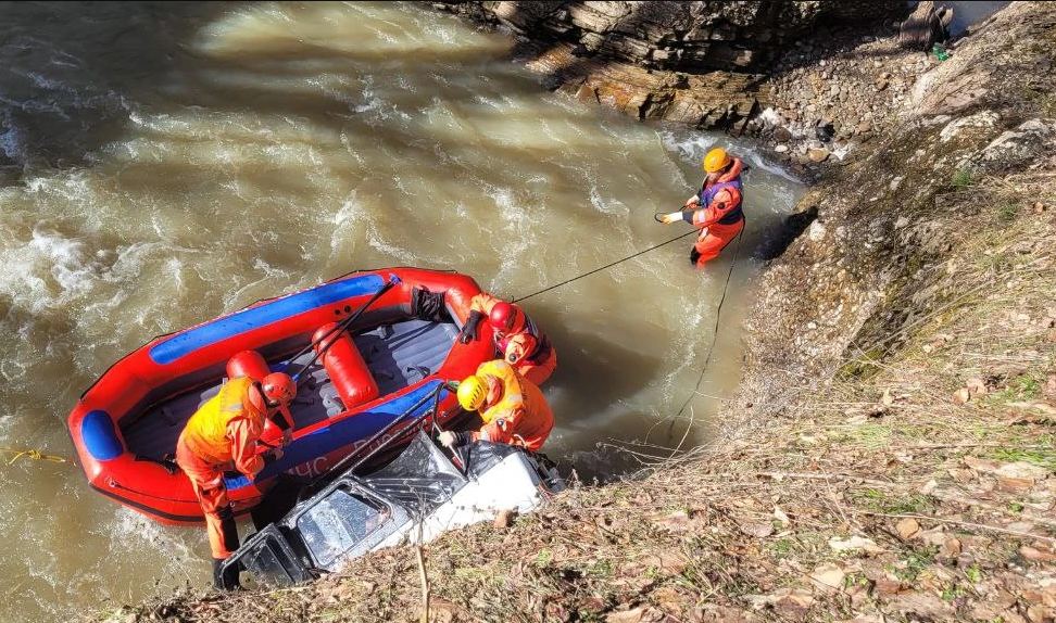 В Адыгее легковой автомобиль упал в горную реку