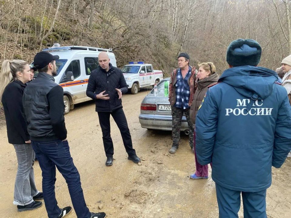 Автомобиль с пассажирами съехал в реку Сахрай