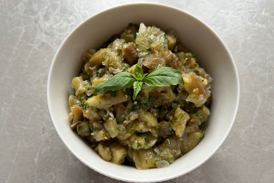 Вкусная закуска из запеченных баклажанов, которая соберет всех за столом