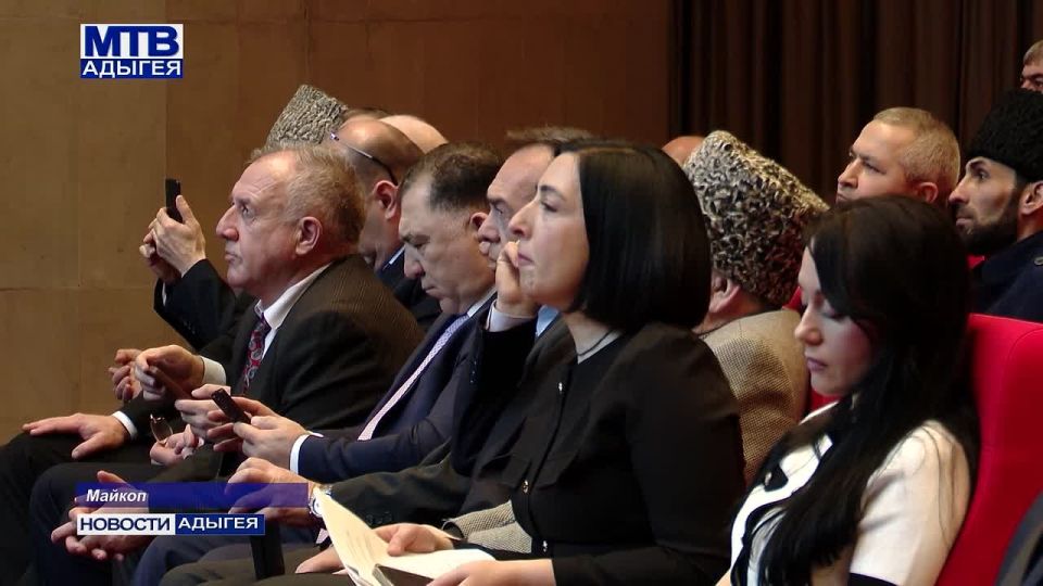 На XXII Отчетно-выборный съезд общественного движения «Адыгэ Хасэ — Черкесский парламент» в Майкоп прибыло около 400 делегатов