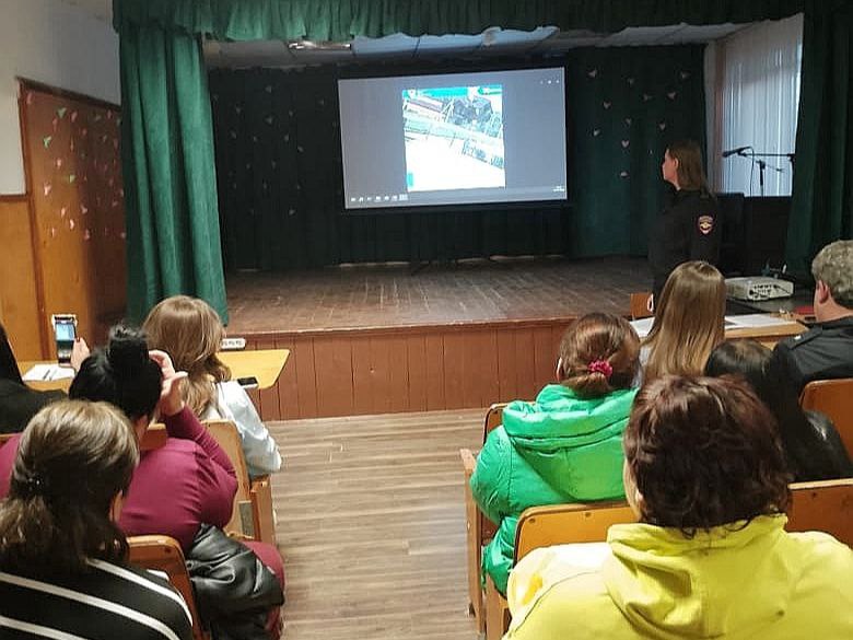 В Адыгее госавтоинспекторы приняли участие в родительских собраниях