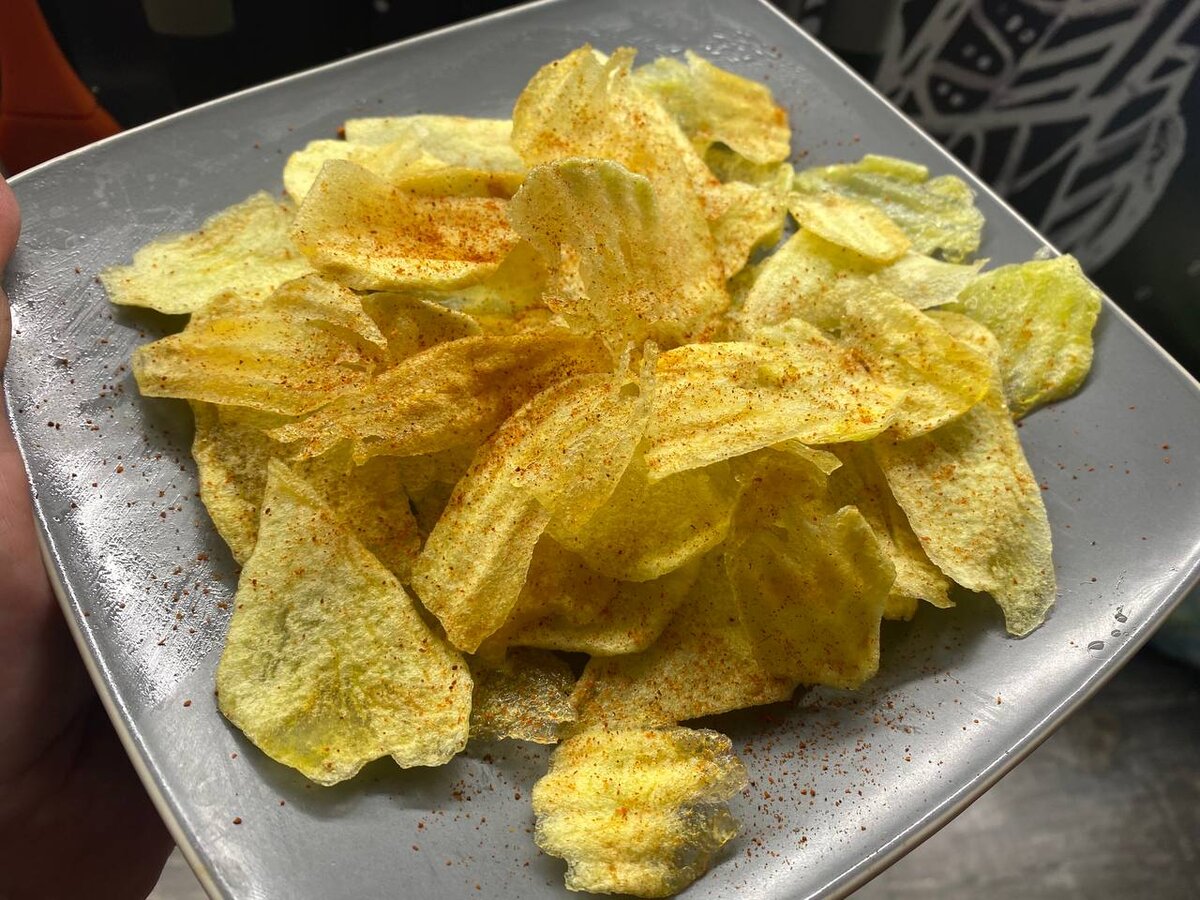 Как сделать идеальные чипсы из одной картошки всего за 5 минут