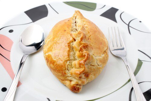 Нежные куриные грудки с ветчиной и имбирем в слоеном тесте