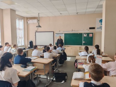 На «Уроках мужества» госавтоинспекторы Адыгеи рассказали детям о чести и отваге российского народа