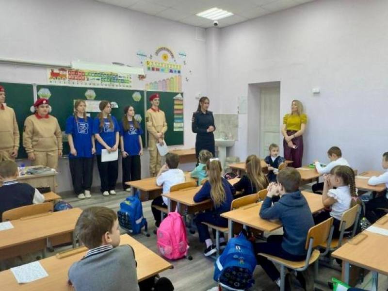 В Майкопе сотрудники Госавтоинспекции совместно с представителями ЮИД и «Юнармии» провели для школьников Урок мужества В Майкопе сотрудники Госавтоинспекции совместно с представителями ЮИД и «Юнармии» провели для школьников Урок мужества