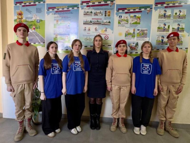В Майкопе сотрудники Госавтоинспекции совместно с представителями ЮИД и «Юнармии» провели для школьников Урок мужества В Майкопе сотрудники Госавтоинспекции совместно с представителями ЮИД и «Юнармии» провели для школьников Урок мужества