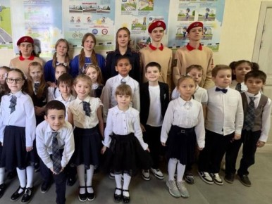 В Майкопе сотрудники Госавтоинспекции совместно с представителями ЮИД и «Юнармии» провели для школьников Урок мужества