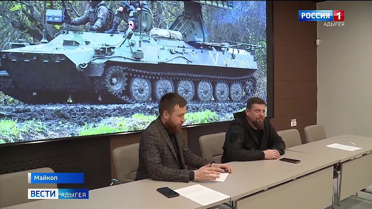 В Национальном музее РА в рамках проекта "Встреча с героем" учащиеся республиканской гимназии встретились с ветераном СВО Станиславом Вихровым