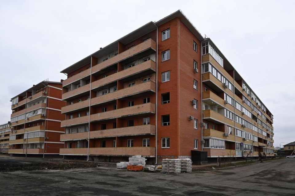 Мурат Кумпилов ознакомился с ходом восстановления поврежденных от атаки домов в Новой Адыгее