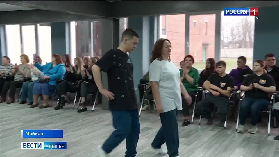 Воспитанники Мастерской ЛОВЗ представили концерт-дефиле в рамках грантового проекта "Инсайт моделс", где продемонстрировали итоги своей работы