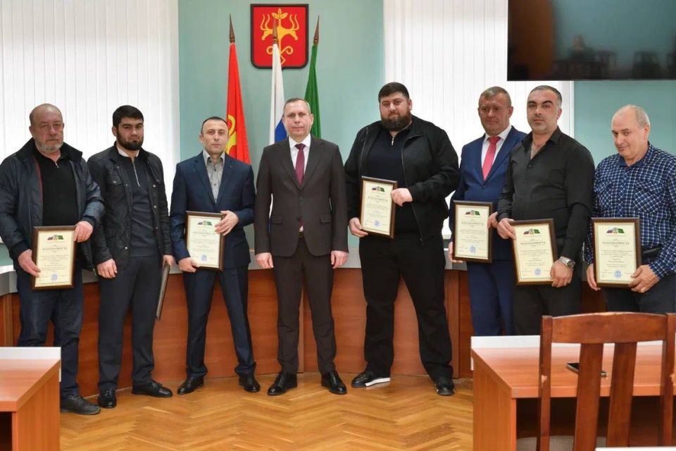 Геннадий Митрофанов: По поручению Главы Республики Адыгея Мурата Каральбиевича Кумпилова вручил сегодня благодарственные письма тем, кто внёс значительный вклад в ликвидацию последствий мощного снегопада, обрушившегося на...