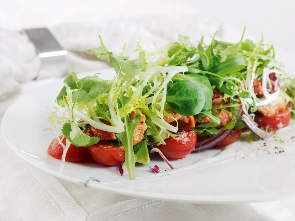 Салат с цыпленком тандури