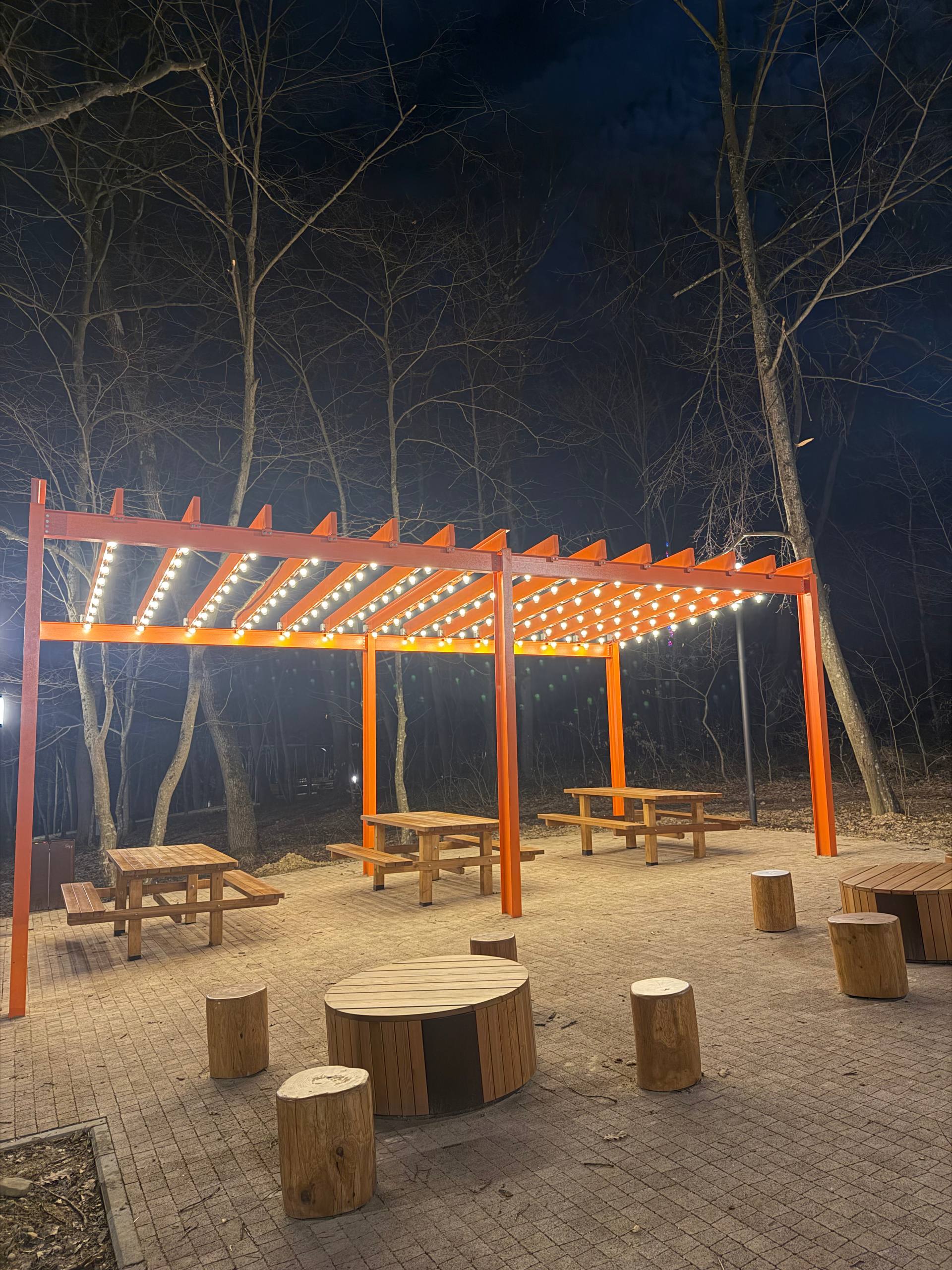 Мурат Кумпилов: Пожалуй, таким немноголюдным «Мэздах» можно увидеть лишь в холодное время года и поздно вечером Мурат Кумпилов: Пожалуй, таким немноголюдным «Мэздах» можно увидеть лишь в холодное время года и поздно вечером