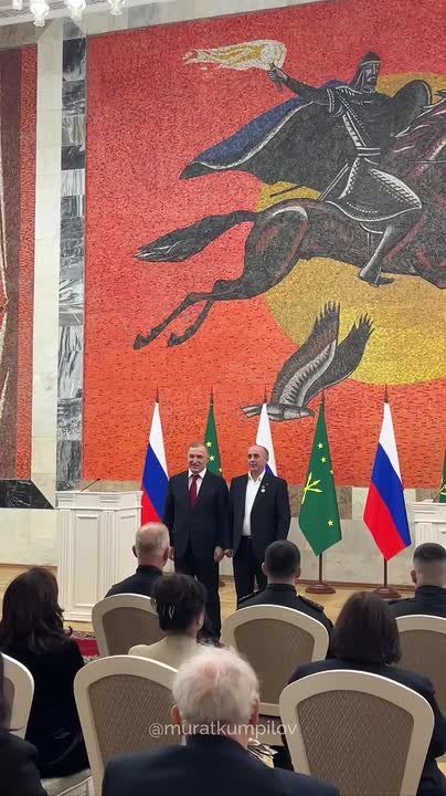 Мурат Кумпилов: С большим удовольствием вручил государственные награды жителям республики, которые своим трудом вносят вклад в её развитие, а также в укрепление страны