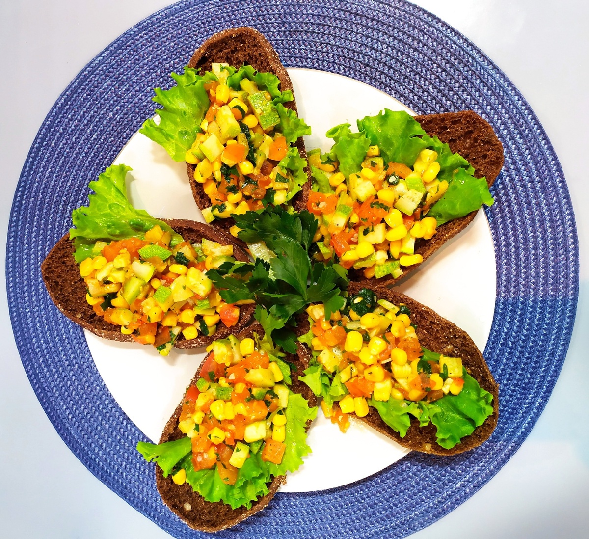 Теплый салат из кукурузы с кабачком: идеальный рецепт для быстрого завтрака