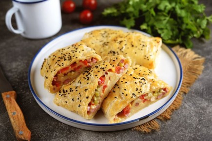 Слоеный рулет с начинкой: вкусная альтернатива пицце