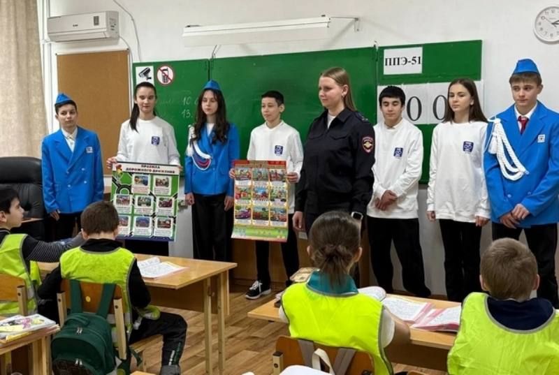 Сотрудники Госавтоинспекции Адыгеи и ЮИДовцы провели для школьников профилактическое мероприятие «Соблюдай Правила дорожного движения»