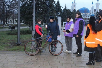 В Адыгее сотрудники Госавтоинспекции провели профилактические беседы с любителями велотранспорта