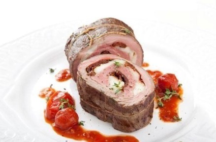 Нежные стейки с сыром и вялеными томатами: простой рецепт для настоящих гурманов